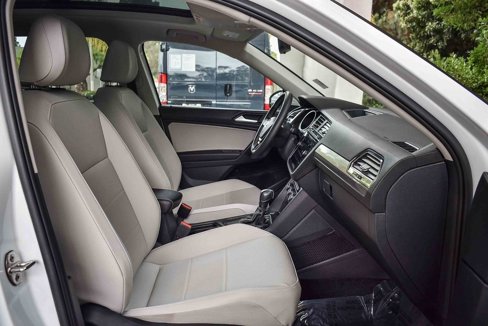 Used 2021 Volkswagen Tiguan SE w/ Panoramic Sunroof Package image 16