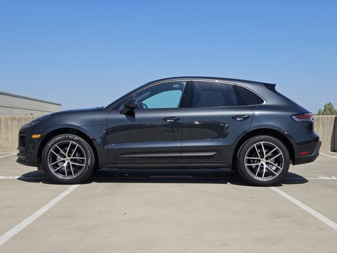 Used 2025 Porsche Macan image 2