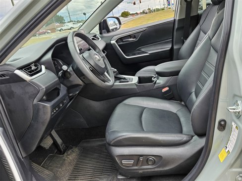 Used 2023 Toyota RAV4 XLE Premium image 4