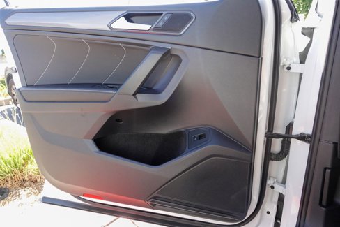 Used 2024 Volkswagen Tiguan SE w/ Panoramic Sunroof Package image 17
