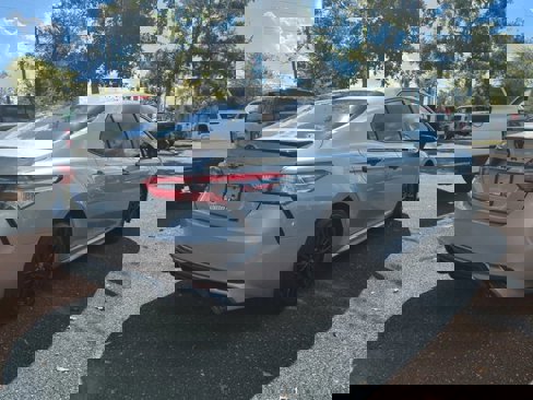 Used 2020 Toyota Camry SE image 4