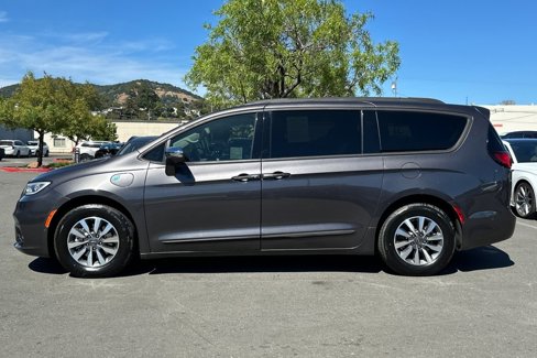 Used 2021 Chrysler Pacifica Limited w/ Uconnect Theater Family Group image 5