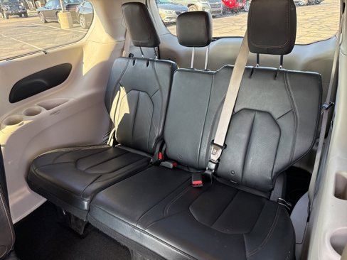 Used 2018 Chrysler Pacifica Touring-L image 12