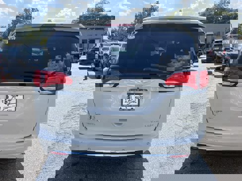 Used 2017 Chrysler Pacifica Limited image 6