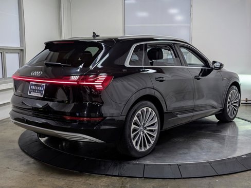 Used 2019 Audi e-tron Prestige w/ Prestige Package image 9