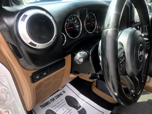 Used 2012 Jeep Wrangler Unlimited Rubicon w/ Connectivity Group image 28
