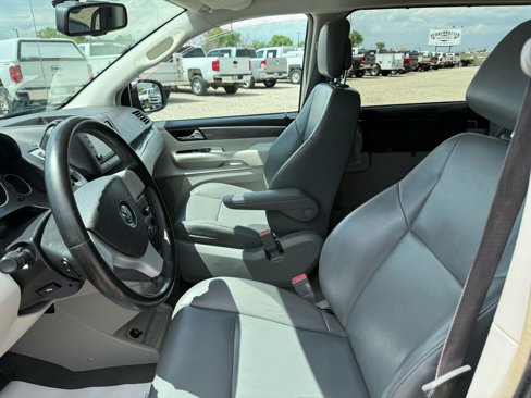 Used 2010 Volkswagen Routan SE image 34