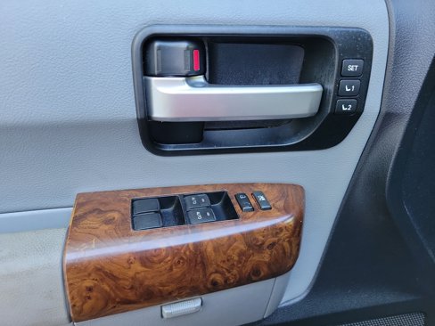 Used 2010 Toyota Sequoia Platinum image 17