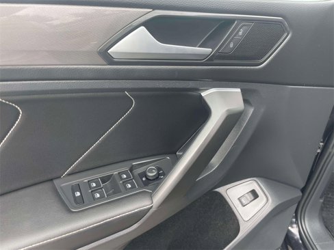 Used 2022 Volkswagen Tiguan SE w/ Panoramic Sunroof Package image 17