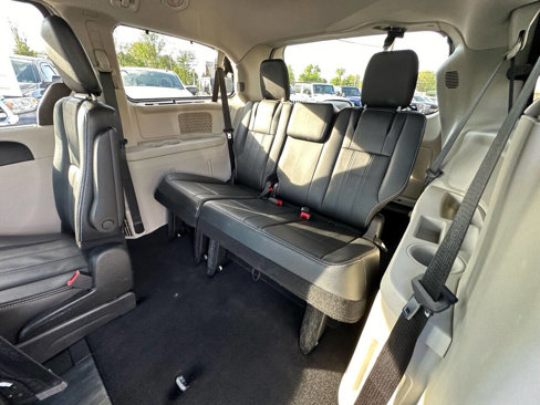 Used 2014 Chrysler Town & Country Touring-L w/ Driver Convenience Group image 14