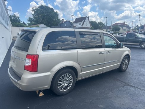 Used 2014 Chrysler Town & Country Touring-L w/ Driver Convenience Group image 4