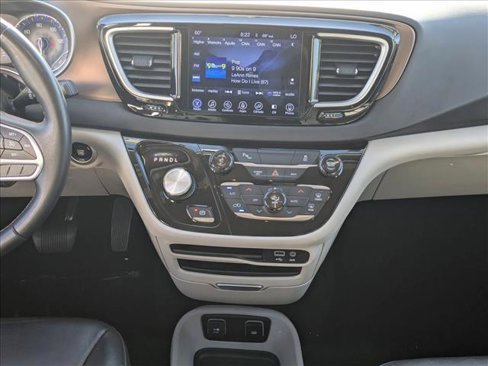 Used 2017 Chrysler Pacifica Touring-L image 12