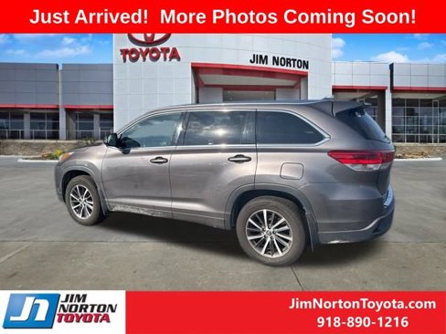 Used 2017 Toyota Highlander XLE image 3