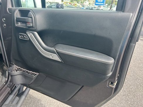 Used 2016 Jeep Wrangler Unlimited Rubicon image 33