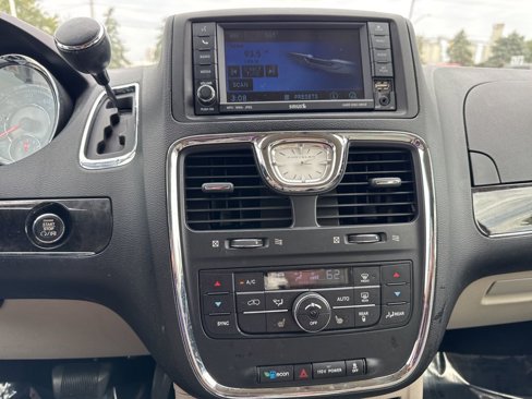 Used 2011 Chrysler Town & Country Touring-L image 20