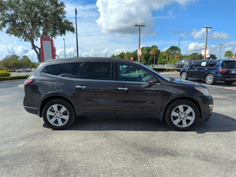 Used 2017 Chevrolet Traverse LT w/ Style and Technology Package image 3