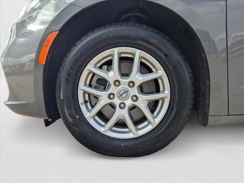 Used 2021 Chrysler Pacifica Touring-L image 21