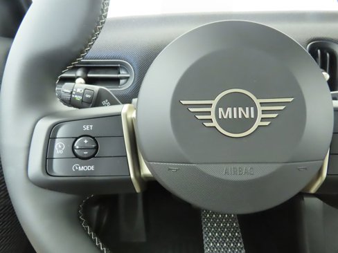 Used 2025 MINI Cooper 4-Door Hardtop image 11