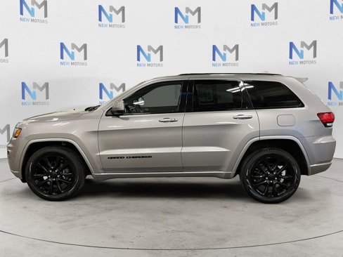 Used 2017 Jeep Grand Cherokee Altitude image 2