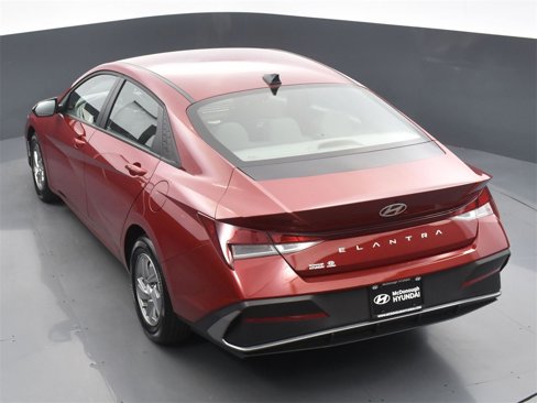 Certified 2025 Hyundai Elantra SE image 17