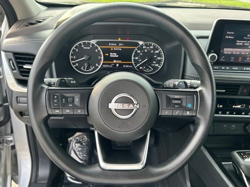 Used 2023 Nissan Rogue SV image 11