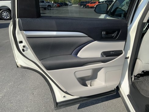 Used 2014 Toyota Highlander LE image 47
