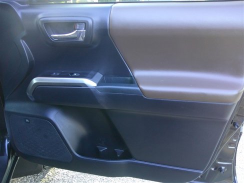 Used 2021 Toyota Tacoma Limited image 21