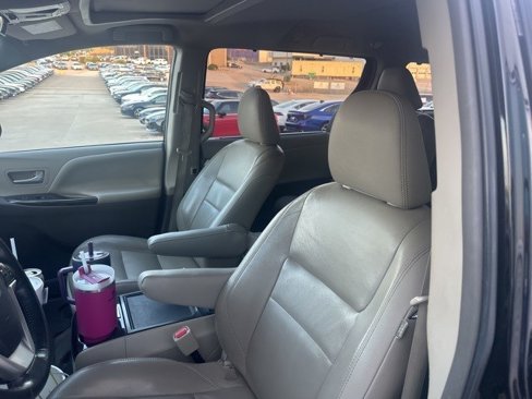 Used 2015 Toyota Sienna XLE image 6