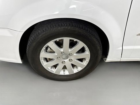 Used 2016 Chrysler Town & Country Touring image 34