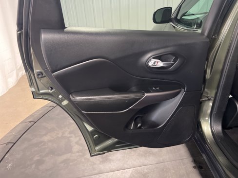 Used 2019 Jeep Cherokee Limited w/ Luxury Group image 17