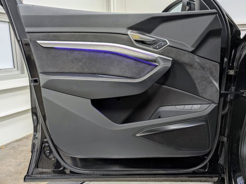 Used 2019 Audi e-tron Prestige w/ Prestige Package image 13