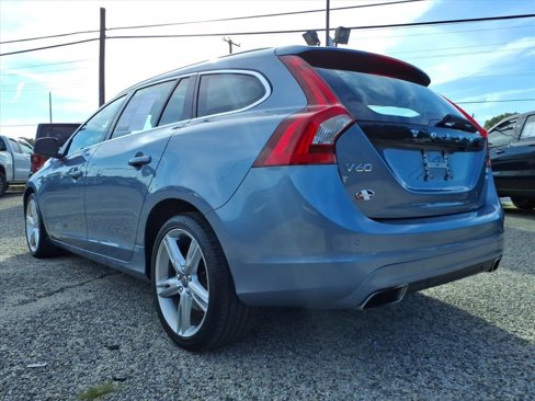 Used 2017 Volvo V60 T5 Platinum w/ Climate Package image 4