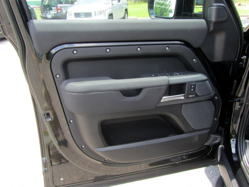 Used 2023 Land Rover Defender 110 X-Dynamic SE image 18