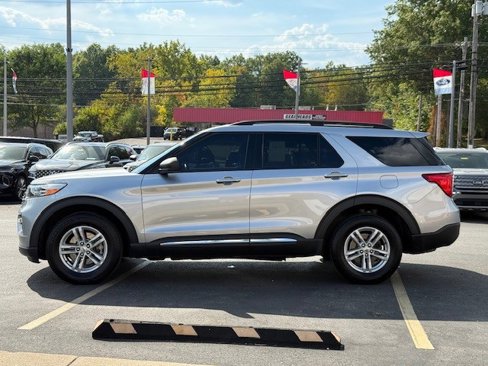 Used 2022 Ford Explorer XLT w/ Equipment Group 202A image 8