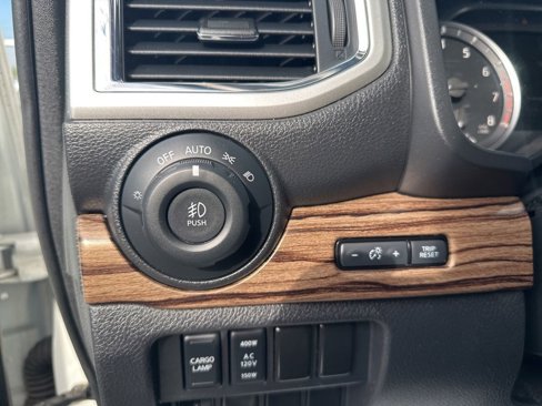 Used 2020 Nissan Titan SL w/ Moonroof Package image 17