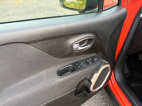 Used 2015 Jeep Renegade Sport w/ Power & Air Group image 32