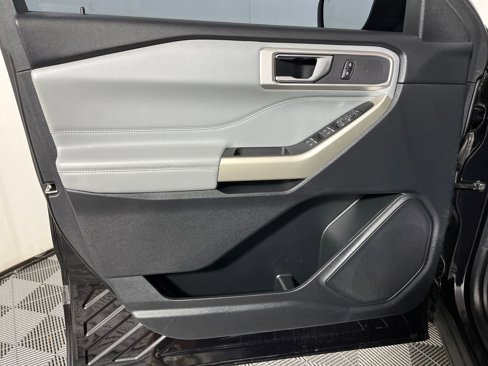 Used 2021 Ford Explorer XLT w/ Equipment Group 202A image 9