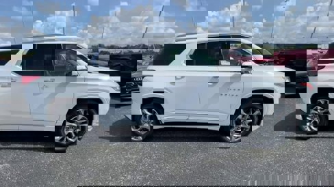 Used 2021 Chevrolet Traverse Premier image 2