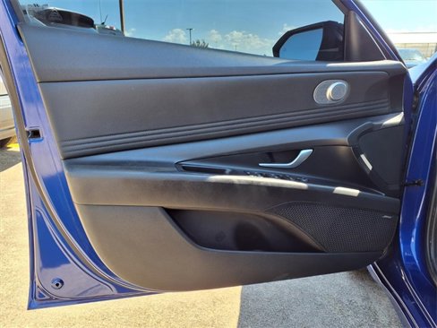 Used 2023 Hyundai Elantra Limited w/ Preferred Accessory Package image 17