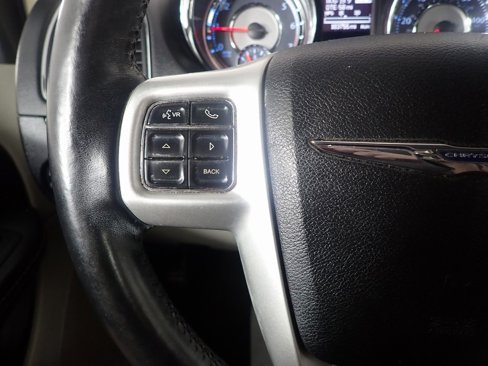 Used 2016 Chrysler Town & Country Touring image 24