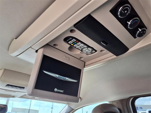 Used 2016 Chrysler Town & Country Touring image 9