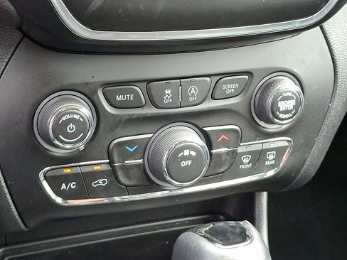 Used 2020 Jeep Cherokee Latitude Plus image 16