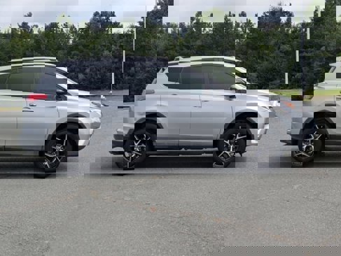 Used 2018 Toyota RAV4 SE image 3