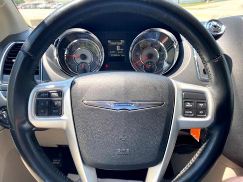 Used 2016 Chrysler Town & Country Touring image 18