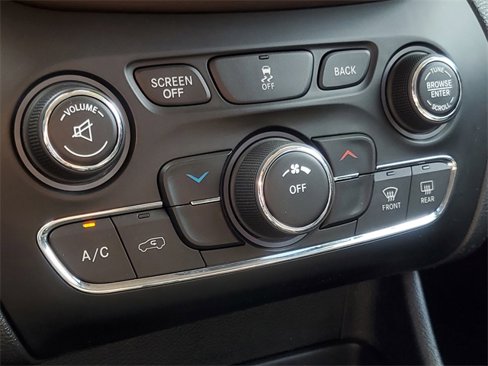 Used 2018 Jeep Cherokee Latitude w/ Safety Group image 22