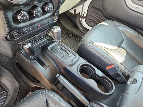 Used 2015 Jeep Wrangler Unlimited Sahara w/ Connectivity Group image 18