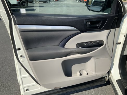 Used 2014 Toyota Highlander LE image 22