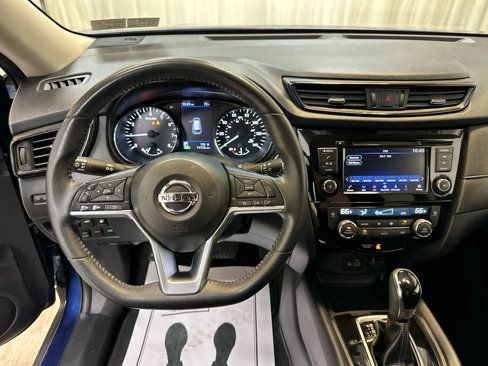 Used 2020 Nissan Rogue SV image 3