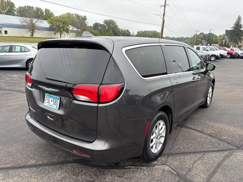 Used 2017 Chrysler Pacifica Touring image 3