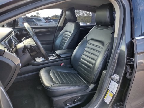 Used 2017 Ford Fusion SE w/ Fusion SE Technology Package image 2